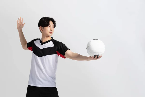 Pemain Bola Voli Orang Asia Korea Mempersiapkan Servis Melayani Bola — Stok Foto