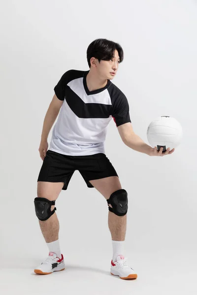 バレーボールのスポーツ選手アジア系韓国人男性が奉仕を準備しボールを出し — ストック写真