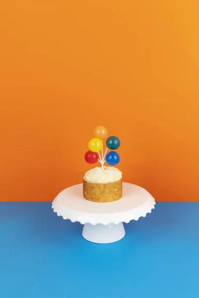 Mini Kek Pasta Süslemeleriyle Renkli Eğlenceli Parti Konsepti — Stok fotoğraf