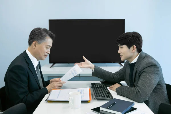 Business Concept Aziatische Koreaanse Oude Jonge Twee Mannen Verschillende Generaties — Stockfoto