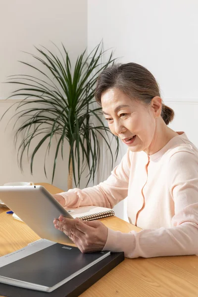 Asian Korean Senior Woman Studying — Stock Photo, Image