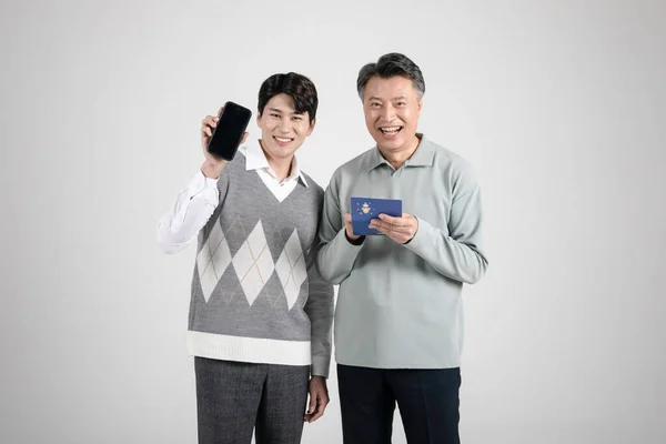 Asiático Coreano Velho Jovem Dois Homens Segurando Smartphone Bankbook — Fotografia de Stock