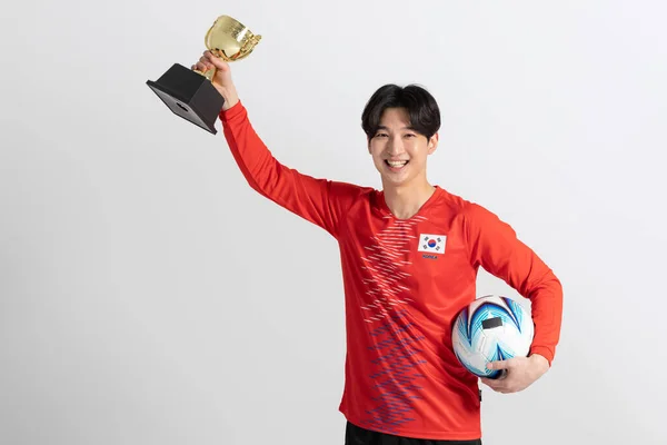 Sepak Bola Pemain Olahraga Asia Korea Pria Dengan Gerakan Studio — Stok Foto
