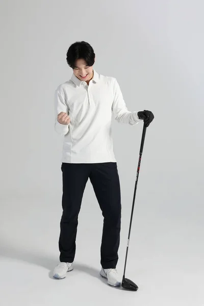 ゴルフスポーツ選手アジア系韓国人男性スタジオでゴルフクラブを持つ — ストック写真