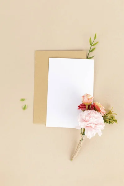 คาร เนช ดอกไม และจดหมาย ประว งานครบรอบว อแม — ภาพถ่ายสต็อก