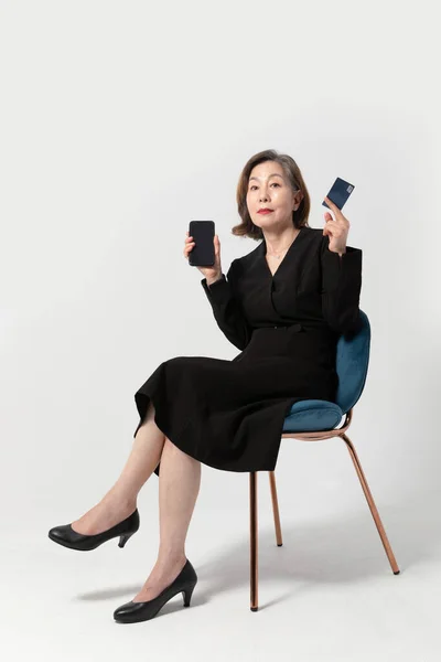 Asiatico Coreano Anziano Donna Holding Carta Credito Smartphone — Foto Stock