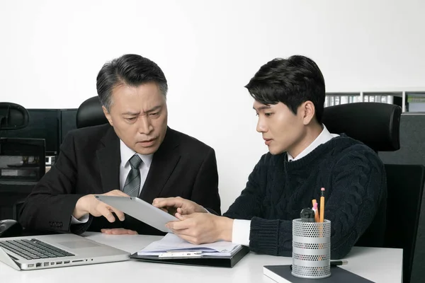 Business Concept Aziatische Koreaanse Oud Jong Twee Mannen Verschillende Generaties — Stockfoto