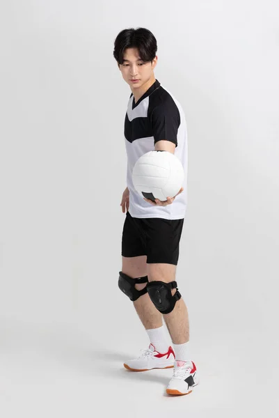 Волейболист Азиатский Кореец Держащий Мяч — стоковое фото