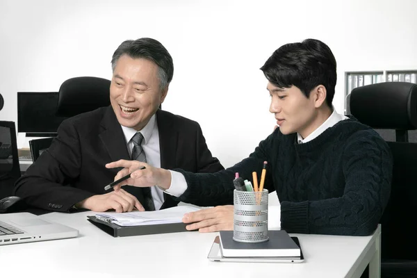 Business Concept Aziatische Koreaanse Oud Jong Twee Mannen Verschillende Generaties — Stockfoto