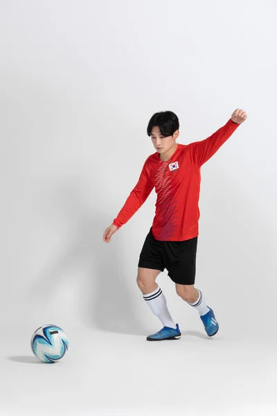 Fotboll Fotbollsspelare Asiatisk Koreansk Man Med Rörelser Studio Bakgrund — Stockfoto