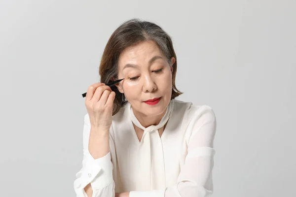 Ázsiai Koreai Vezető Merész Piros Kozmetikai Smink Szépség Koncepció Stúdióban — Stock Fotó
