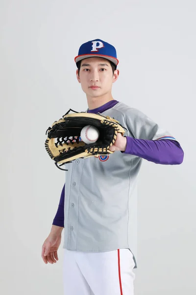 Бейсболист Азиатский Кореец Бросающий Принимающий Мяч — стоковое фото