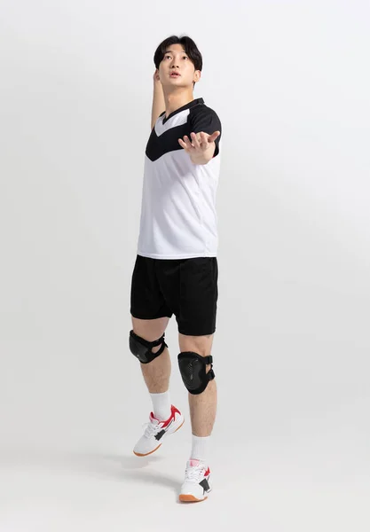 Volejbalový Sportovní Hráč Asijský Korejský Muž Připravuje Podání Slouží Míč — Stock fotografie