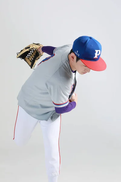 Παίκτης Του Μπέιζμπολ Ασιάτης Κορεάτης Ρίχνει Και Λαμβάνει Μπάλα — Φωτογραφία Αρχείου