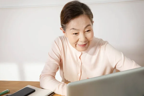Azji Koreański Senior Kobieta Studia Laptop — Zdjęcie stockowe