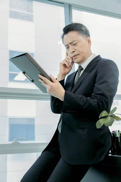 ビジネスコンセプトアジア系韓国人男性がタブレットを見て — ストック写真