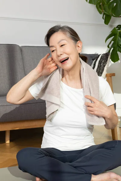 Asian Korean Senior Woman Home Training Good — 스톡 사진