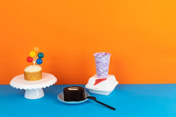 Eğlenceli Parti Konsepti Balon Süslemeli Mini Kek Çikolatalı Pasta Mermer — Stok fotoğraf