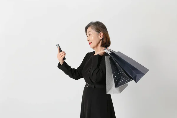 스마트폰 쇼핑백을 인기있는 아시아 — 스톡 사진