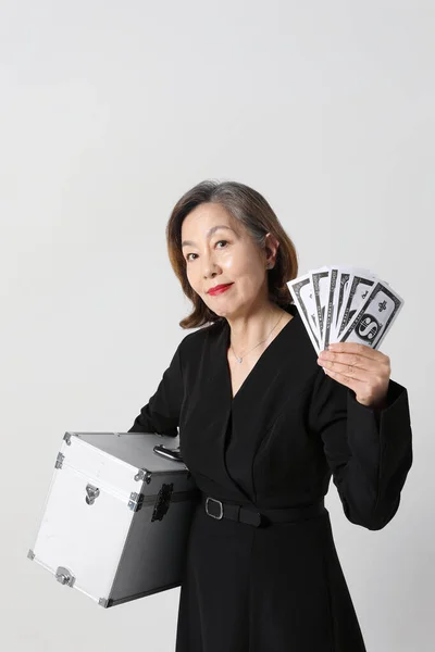 时髦的亚裔韩裔老年妇女 持有现金 — 图库照片