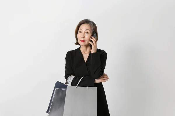 Модна Корейська Старша Жінка Азії Яка Носить Сумку Покупками Телефону — стокове фото