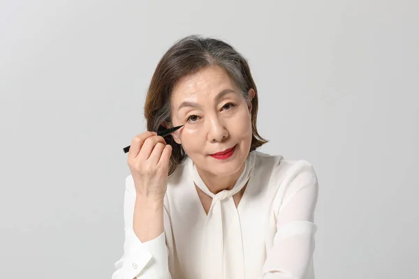 亚裔韩国老年女性 在工作室里大胆红妆美容美感 — 图库照片