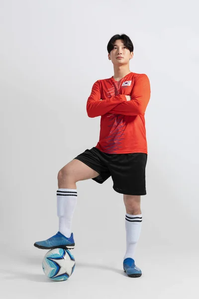 Ποδοσφαιριστής Ασιάτης Κορεάτης Κινήσεις Studio Background — Φωτογραφία Αρχείου