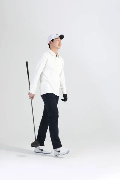 ゴルフスポーツ選手アジア系韓国人男性スタジオでゴルフクラブを持つ — ストック写真