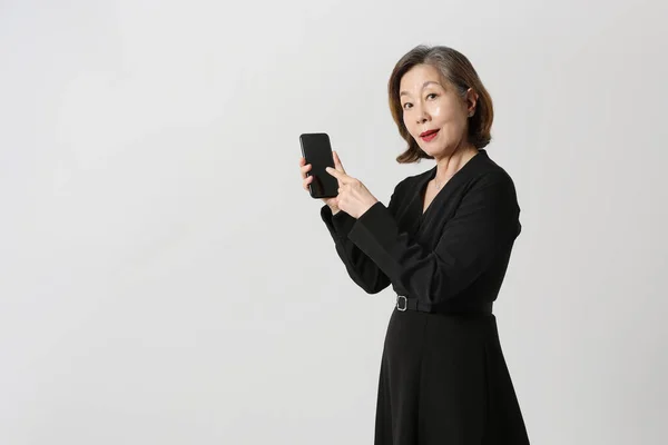 Donna Anziana Coreana Asiatica Alla Moda Con Uno Smartphone Mano — Foto Stock