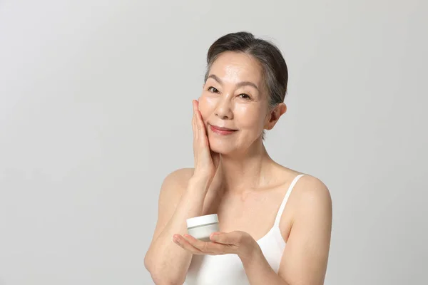 Asiática Coreana Senior Woman Basic Skin Care Beauty Concept Studio — Foto de Stock