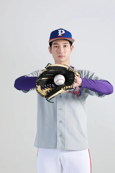 Baseballspieler Asiatischer Koreanischer Mann Beim Ballwurf Und Ballannahme — Stockfoto