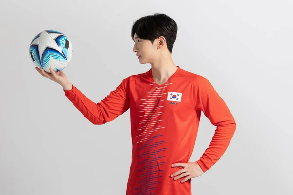 Sepak Bola Pemain Olahraga Asia Korea Pria Dengan Gerakan Studio — Stok Foto