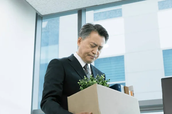 ビジネスコンセプトアジア系韓国人の老人と若い2人の男性異なる世代男性上司と従業員のコンセプト仕事を辞める — ストック写真