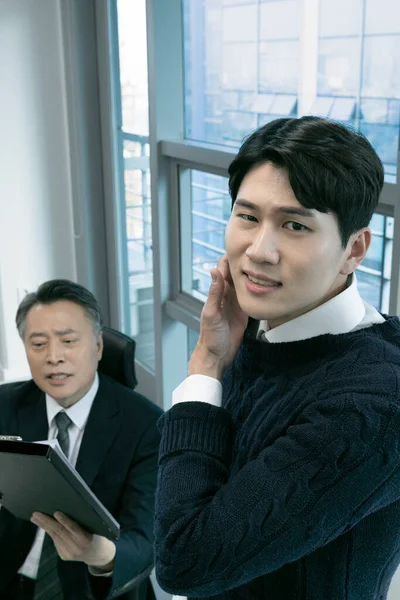 Geschäftskonzept Asiatisch Koreanisch Alt Und Jung Zwei Männer Verschiedene Generationen — Stockfoto