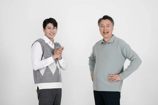 Azjatycki Koreański Stary Młody Dwóch Mężczyźni Uśmiech — Zdjęcie stockowe