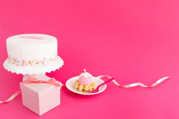 Tårta Och Presentförpackning Kärlek Årsdag Händelse Bakgrund — Stockfoto