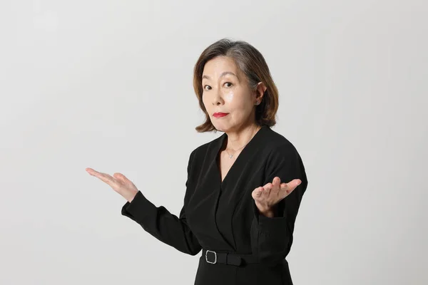 Fashionabla Asiatiska Koreanska Senior Kvinna Med Handrörelser — Stockfoto