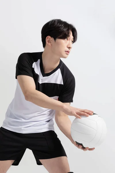 Voleibol Jugador Deportivo Asiático Coreano Hombre Preparación Servir Sirviendo Pelota —  Fotos de Stock