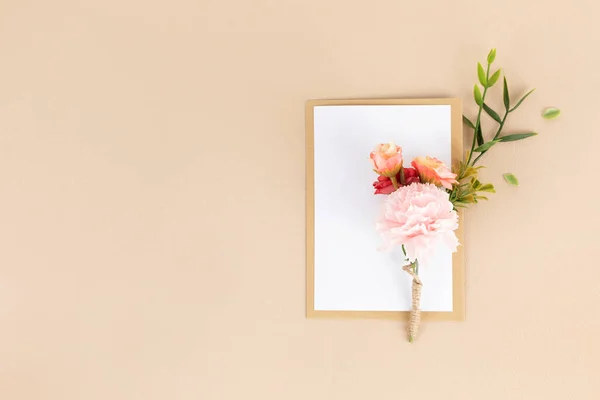 Bunga Anyelir Dan Surat Latar Belakang Hari Peringatan Orang Tua — Stok Foto