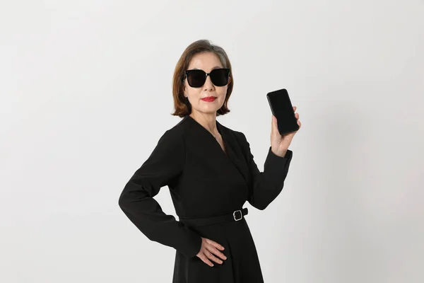 Moda Asiática Coreana Senior Mujer Usando Gafas Sol Sosteniendo Teléfono — Foto de Stock