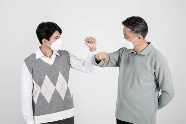 Aziatische Koreaanse Oud Jong Twee Mannen Met Een Masker Elleboog — Stockfoto