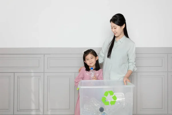 Azji Koreański Mama Córka Recykling — Zdjęcie stockowe