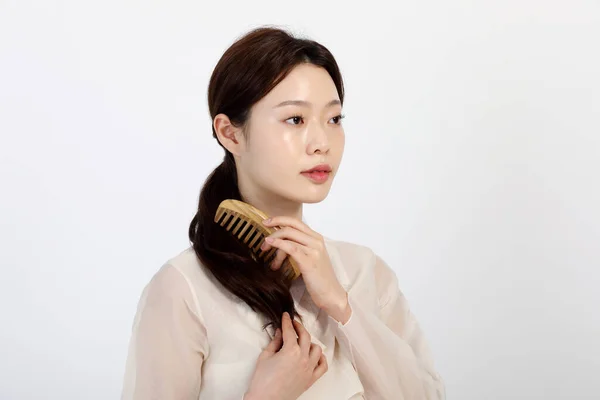 한국의 한복을 머리를 솔질하고 화실에서 미모를 — 스톡 사진