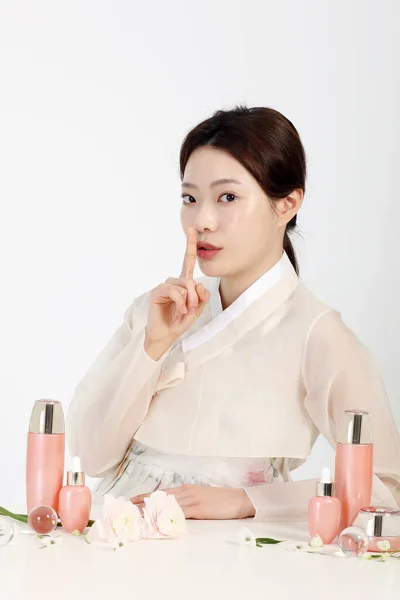 Asya Koreli Genç Kadın Hanbok Kore Geleneksel Giysileri Giyiyor Kozmetik — Stok fotoğraf