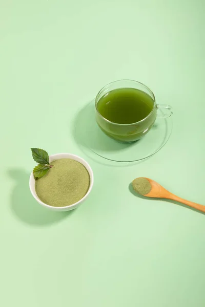 Matcha Zelený Čaj Prášek Nápoj Zeleném Pozadí — Stock fotografie