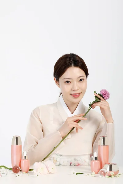 Ασιατική Κορεάτισσα Νεαρή Γυναίκα Φορώντας Hanbok Κορεάτικα Παραδοσιακά Ρούχα Καλλυντικά — Φωτογραφία Αρχείου