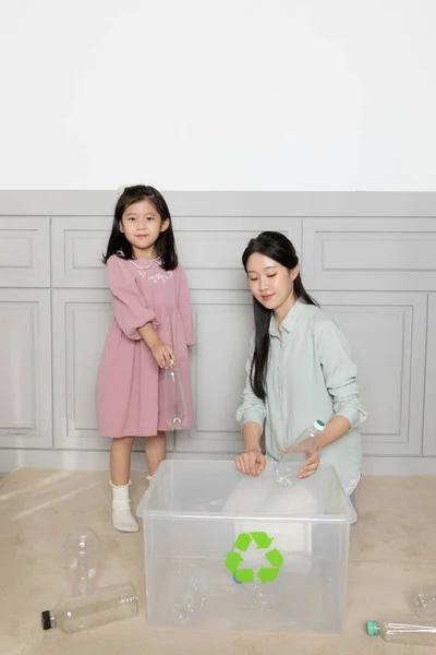 Azji Koreański Mama Córka Recykling — Zdjęcie stockowe