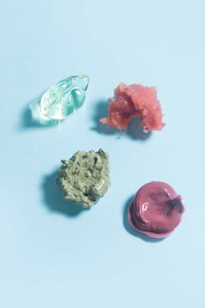 蓝色底色洗掉面膜包的孤立涂色化妆品质感 — 图库照片
