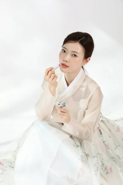 韓服を着たアジア系韓国人の若い女性 花を持っている スタジオで美しさの概念 — ストック写真
