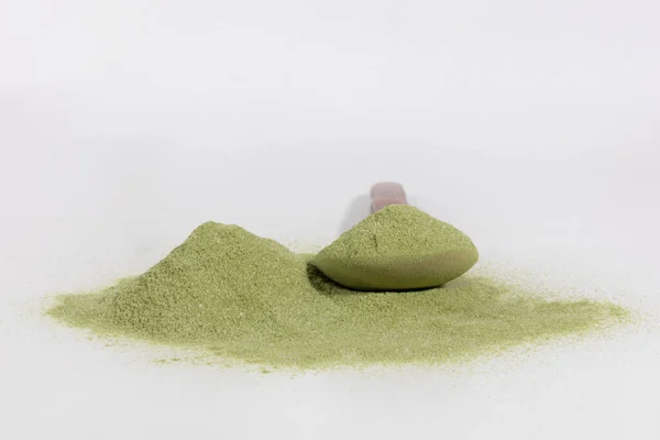 Matcha Zelený Čaj Prášek Lžíce Bílém Pozadí — Stock fotografie